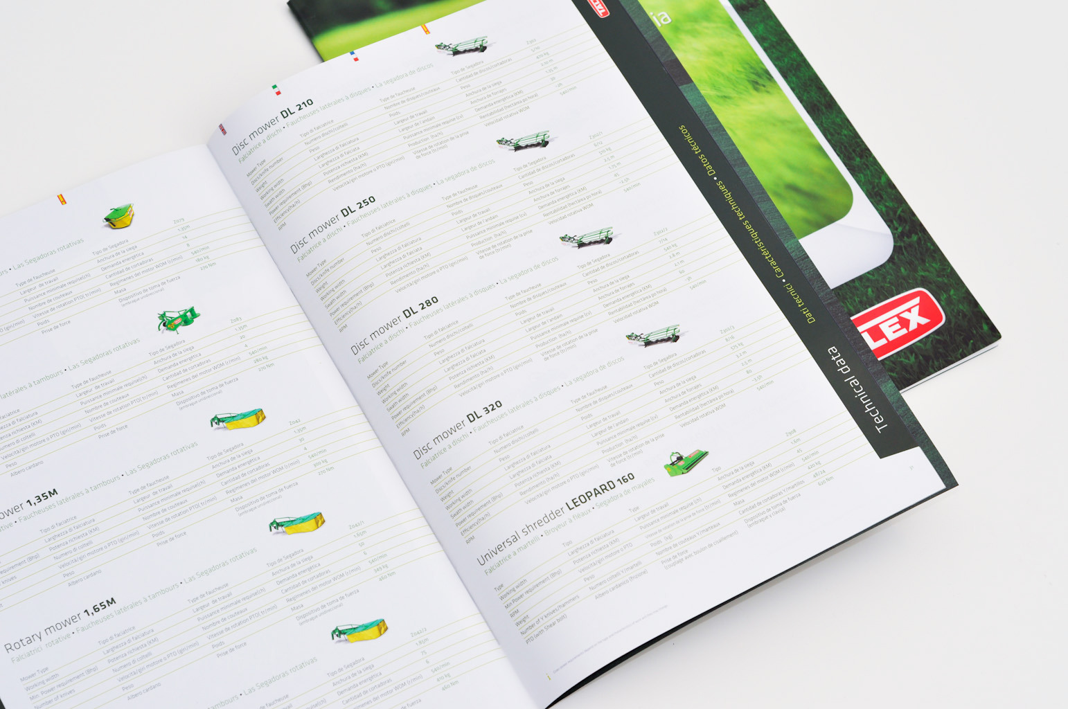 Otwarta broszura techniczna z detalami technicznymi kosiarek dyskowych i rozdrabniaczy, widoczne specyfikacje modeli DL 210, DL 250, DL 280, DL 320 i LEOPARD 160.