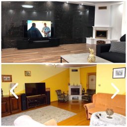 Usługi Remontowo Budowlane Kamil Krawczyk - Porównanie dwóch salonów: górny z czarną ścianą z płytek imitujących marmur, kominkiem i panelami podłogowymi; dolny z żółtymi ścianami, dywanem i meblami w stylu retro. Oba salony mają telewizor.