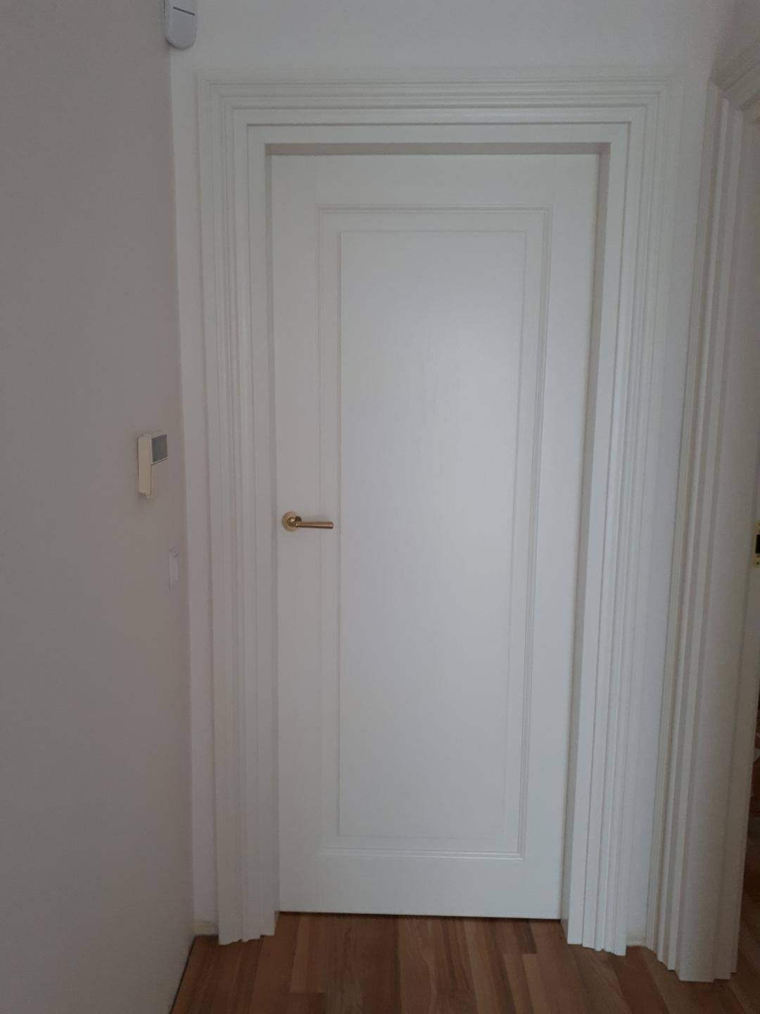 drzwi dębowe ze zdobnymi opaskami