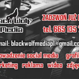 Wizytówka firmy Black Wolf Media z telefonem, adresem e-mail, logo wilka i hasłami: prowadzenie social media, grafika, marketing, reklama, wideo, zdjęcia. Tło imituje teksturę kamery.
