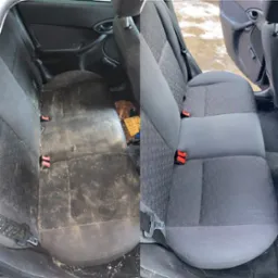 Porównanie tylnej kanapy samochodowej przed i po czyszczeniu, widoczne wyraźne różnice w czystości tapicerki i przestrzeni pod siedzeniem.