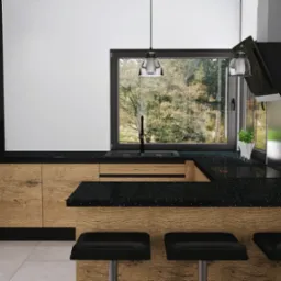 Nowoczesna kuchnia z czarnymi szafkami, blatem z czarnego granitu, drewnianymi frontami i trzema stołkami barowymi, oświetlona wiszącymi lampami nad wyspą.