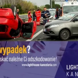 Miejsce wypadku drogowego z przewróconym czerwonym samochodem, uszkodzonym szarym pojazdem, służbami ratunkowymi i ambulansem w tle, oraz reklamą kancelarii odszkodowawczej w dolnej części kadru.