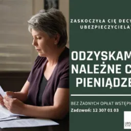 Kobieta w średnim wieku czyta pismo, prawdopodobnie decyzję ubezpieczyciela, na tle biurka z dokumentami. Po prawej stronie grafika z tekstem 'Odzyskamy należne Ci pieniądze' i logo kancelarii.