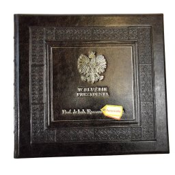 Ekskluzywny skórzany album na zdjęcia pamiątkowe ze służby na rzecz Prezydenta Polski, ręcznie robiony, szyty i oprawiony w naturalną skórę, tłoczony na ślepo i złocony. Format 36x33 cm, 40 kart dzielonych pergaminem.