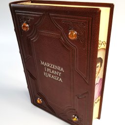 Oryginalny prezent na 18-stkę, skórzany pamiętnik z portretem Jubilata namalowanym na brzegu bloku, z bursztynami w srebrze i tłoczeniami. Ręcznie szyty z wysokiej klasy papieru Fabriano, oprawiony w szlachetną włoską skórę roślinnie garbowaną