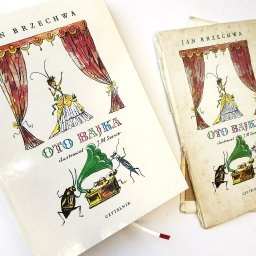 Introligatornia Artystyczna Pimax - Dwie książki dla dzieci Jana Brzechwy 'Oto Bajka', jedna nowa z połyskującą okładką i zakładką, druga stara, zniszczona, z widocznymi śladami użytkowania, obie leżące na białym tle.