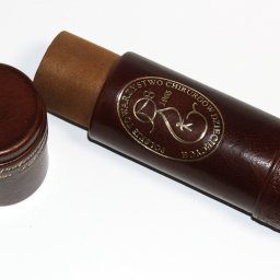 Introligatornia Artystyczna Pimax - Skórzana tuba na dyplom A4 z tłoczonym złotym logo Polskiego Towarzystwa Chirurgów Dziecięcych, wykonana ręcznie w Pracowni PIMAX w Koszalinie.