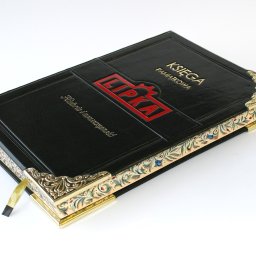 Księga pamiątkowa w skórzanej oprawie formatu A3, z ręcznie malowanymi brzegami bloku, skóra roślinnie garbowana najwyższej klasy, tłoczone w kolorze czerwonym i złota, mosiężne narożniki ozdobne. Księga pamiątkowa PIMAX