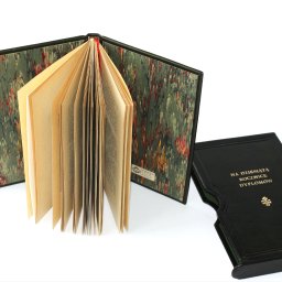 Książka na prezent, W. Biegański Myśli i aforyzmy o etyce lekarskiej w skórzanej oprawie wraz z etui. Dedykacja tłoczona złotem. Do oprawy posłużyła szlachetna włoska skóra roślinnie garbowana. Wyjątkowe prezenty PIMAX