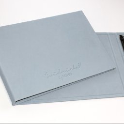 Eleganckie skórzane segregatory na projekty deweloperskie, z systemem ringowym w kolorze czarnym, logo tłoczonym na ślepo. Prezentery realizowane na zamówienie w introligatorni PIMAX w Koszalinie.