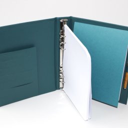 Wnętrze organizera skórzanego zawiera notesy i miejsca na dokumenty, wizytówki, pióro. Całość z delikatnej skóry cielęcej, Organizery ręcznie wykonywane w pracowni introligatorskiej PIMAX w Koszalinie.