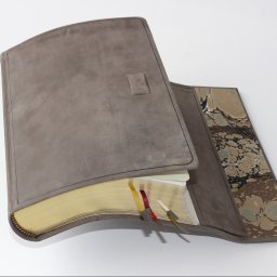 Introligatornia Artystyczna Pimax - Ręcznie oprawiona Biblia w elastycznej, szarej skórze z marmoryzowanymi wyklejkami i złoconymi brzegami kartek. Widoczne tasiemki-zakładki i zapięcie na magnes.