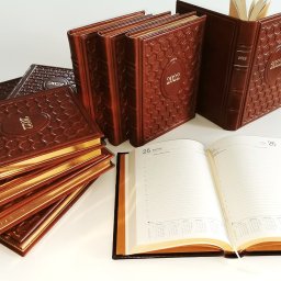 Eleganckie skórzane kalendarze książkowe w formacie B5 i układzie dziennym, oprawione ozdobnie w skórę naturalną, złocone brzegi bloków. Kalendarze skórzane Pimax