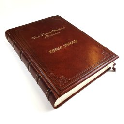 Księga Dworu, księga wpisów pamiątkowych gości Dworu. Duży format w skórze naturalnej, szycie ręczne z 200 kart. 