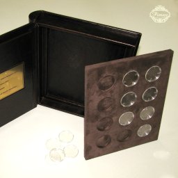 Pudełko na monety z tabliczką z grawerowaną dedykację, środek wyścielany ozdobną tkaniną, profilowany na 12 kasetek na monety. Etui w skórze naturalnej, solidne i niezwykle eleganckie.