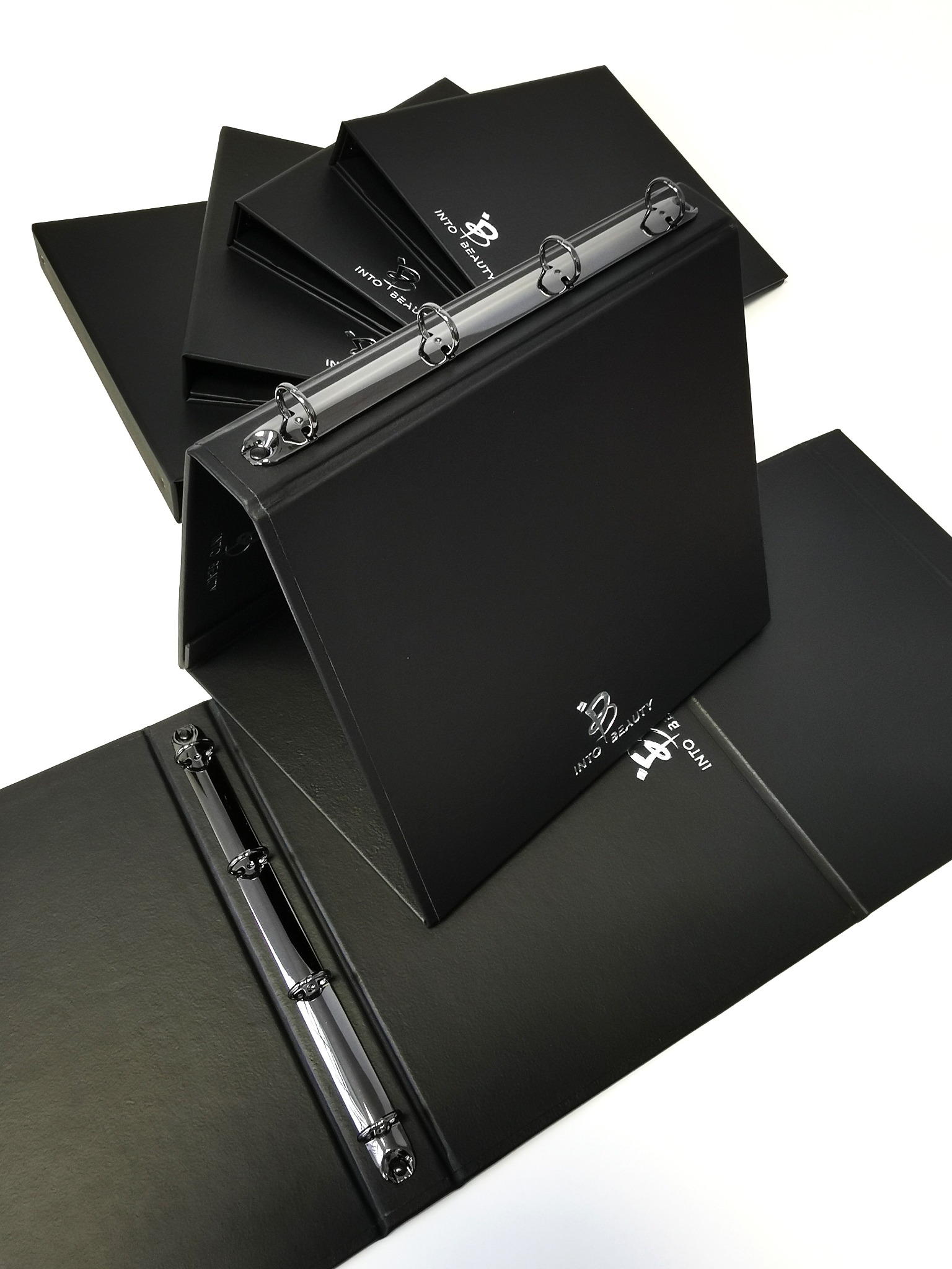 Ekspozytory reklamowe w formie segregatorów z blokadą magnetyczną, do prezentacji ofert handlowych.