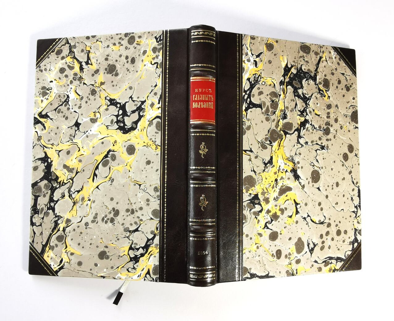 Oprawa książek w półskórek, grzbiet skórzany z szyldem, papier ręcznie marmoryzowany. Oprawianie artystyczne książek.