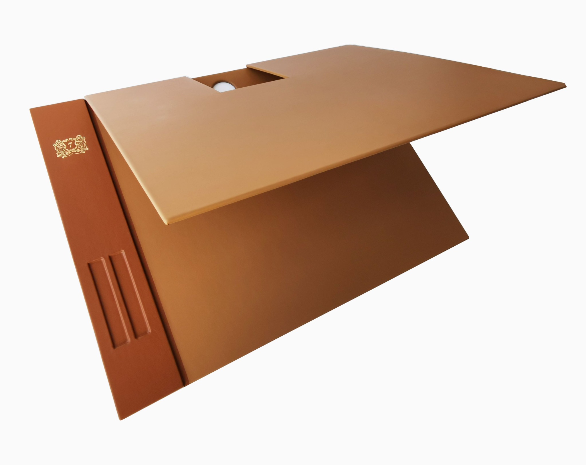 Dwukolorowy, skórzany podkład na biurko z uchylną klapą i wytłoczonym złotym logo. Wyjątkowy projekt na specjalne zamówienie klienta.