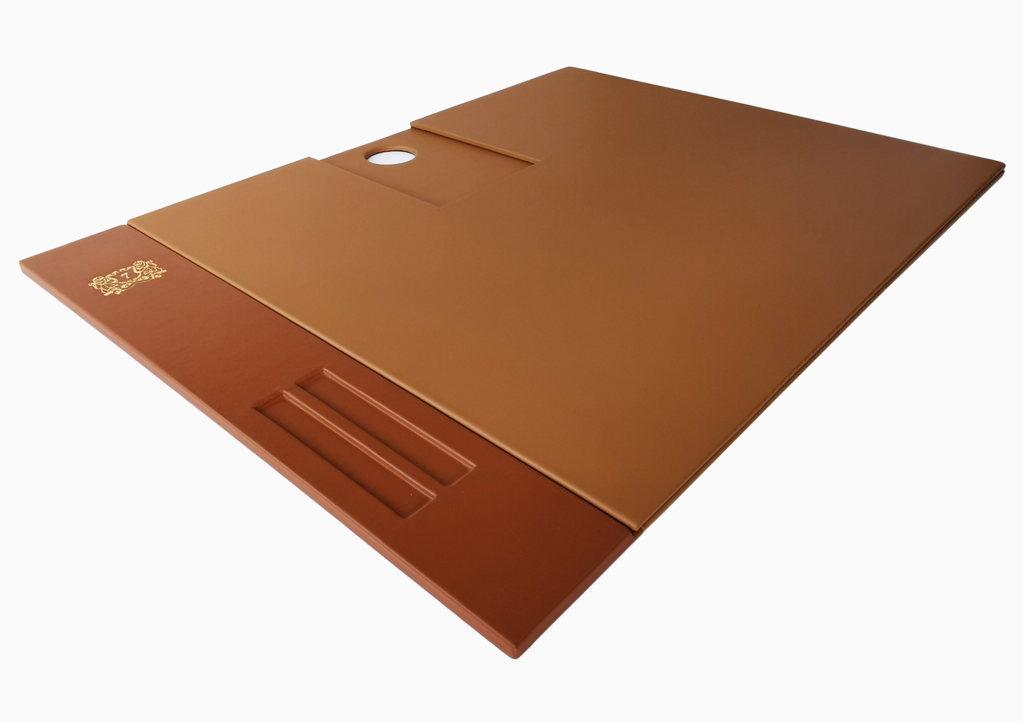 Brązowy, skórzany podkład na biurko z uchylną klapą, wycięciem na monitor i kablami, zdobiony tłoczonym złotym logo. Wykonany na zamówienie z dwóch odcieni skóry.
