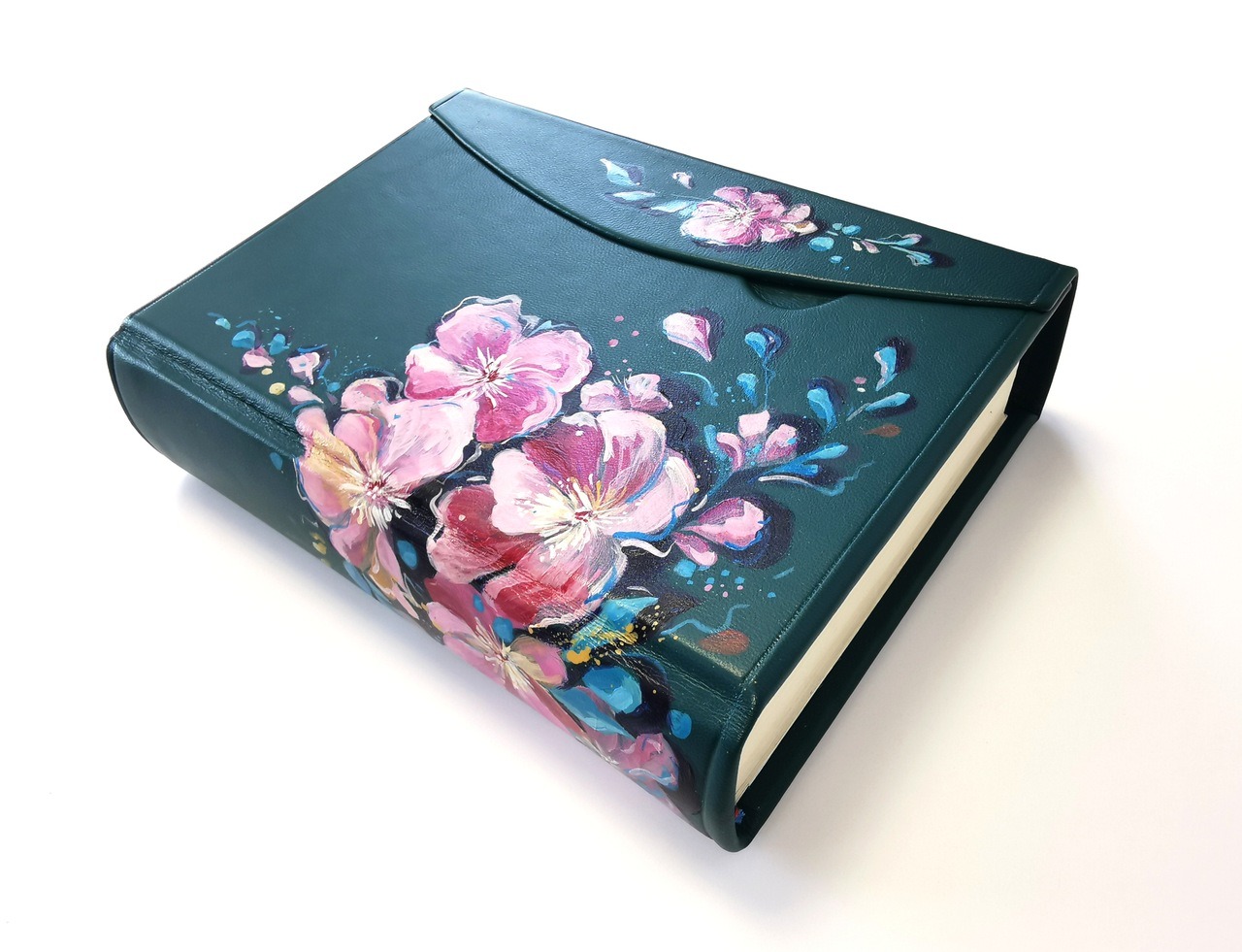 Biblia w oprawie skórzanej artystycznej z ręcznie malowanymi motywami kwiatów, zamykana na klapkę magnetyczną.