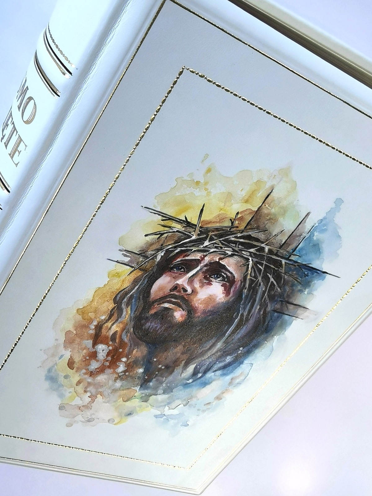 Ręcznie malowana okładka Biblii w skórzanej oprawie. Akwarelowy portret Chrystusa w koronie cierniowej, złote zdobienia krawędzi. Artystyczna oprawa książek.