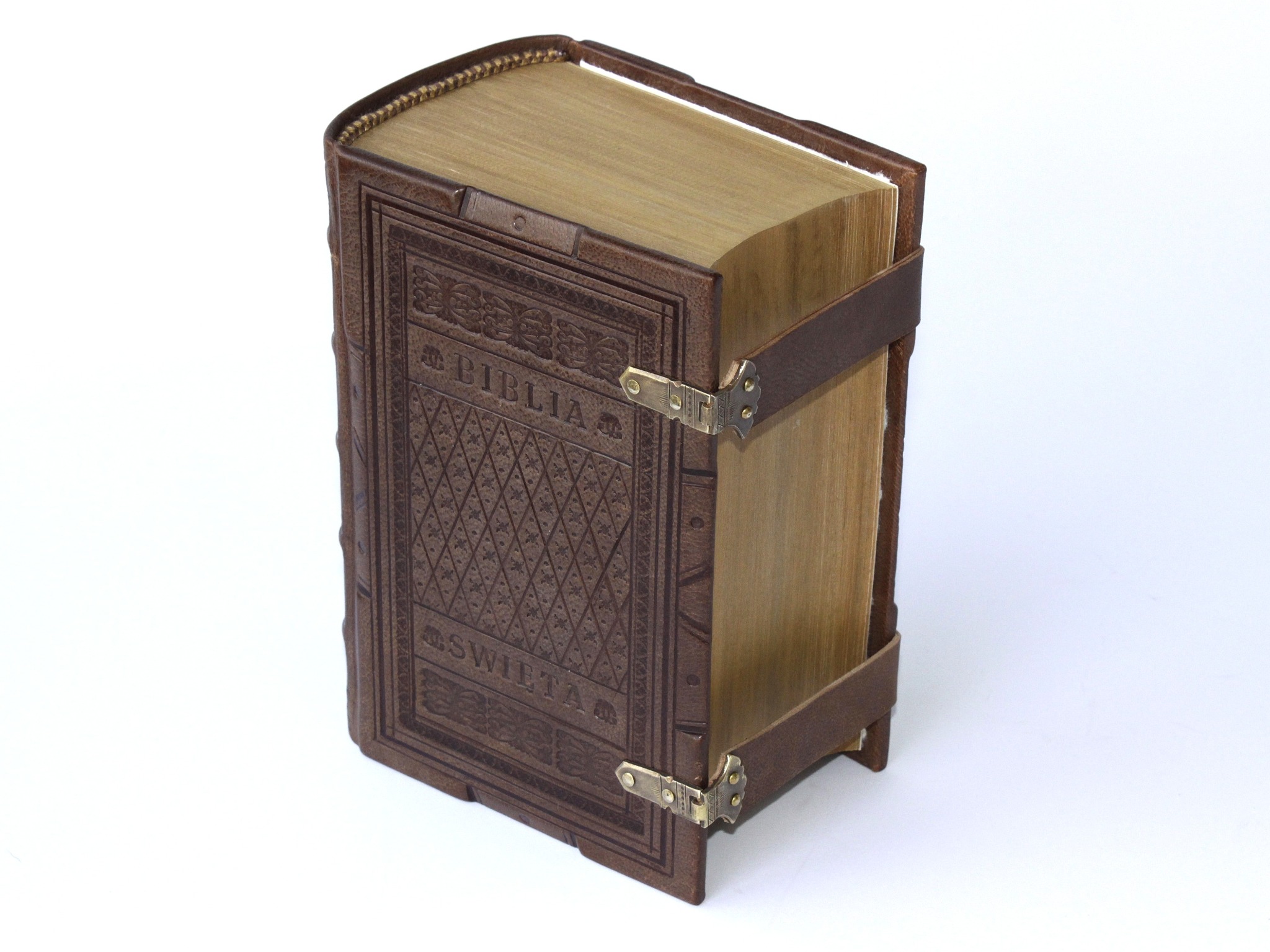 Stara Biblia Gdańska w skórzanej oprawie, z mosiężnymi zapięciami na paskach i ręcznie malowanym brzegiem bloku, stylizowana na historyczną.