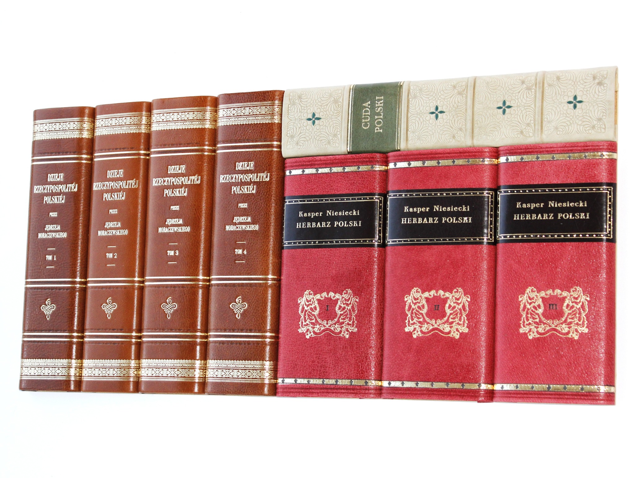 Ręcznie oprawione atrapy książek w stylu retro z Koszalina. Brązowe i czerwone okładki z tłoczeniami, imitujące starodruki, idealne do dekoracji biblioteki.