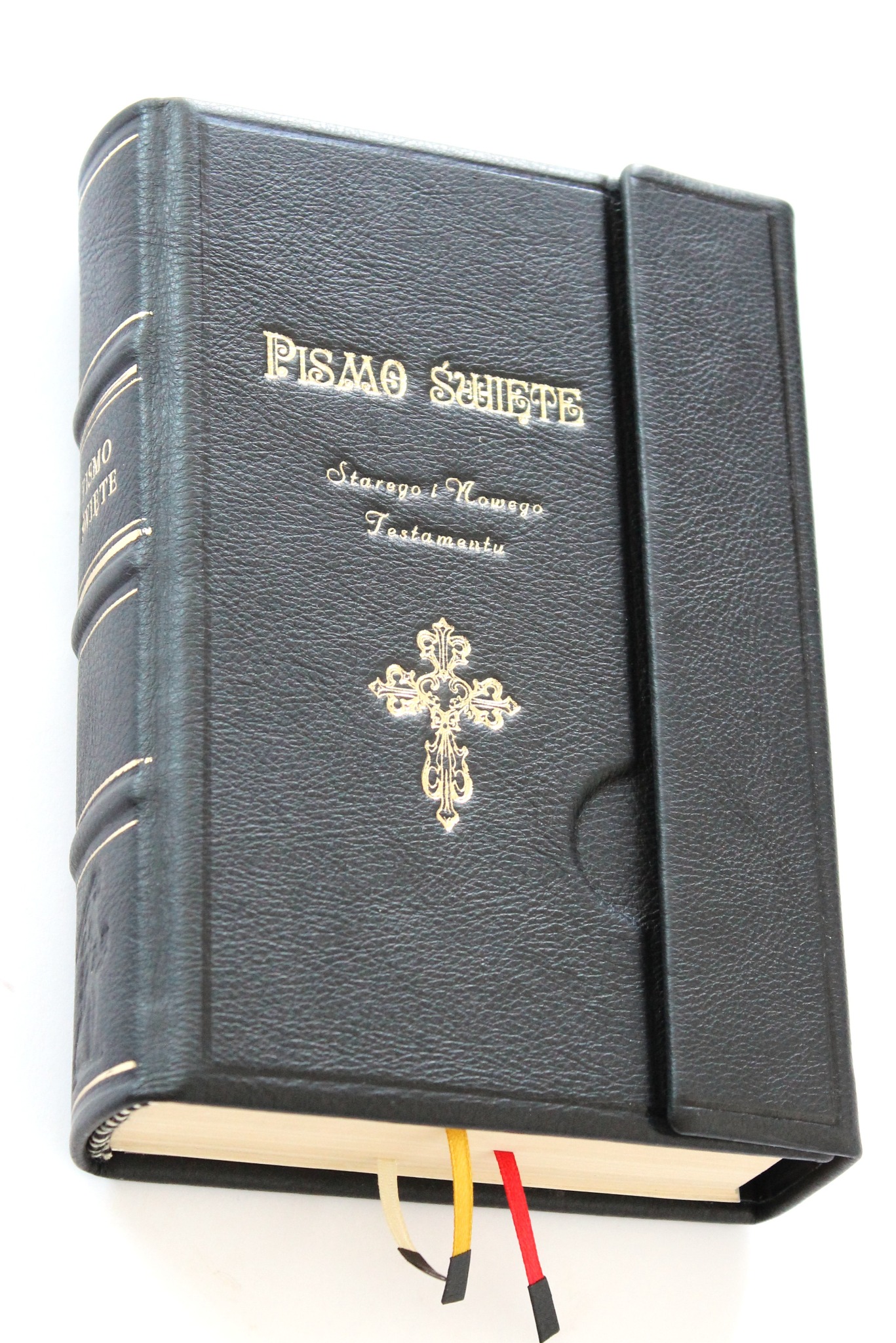 Pismo Święte w czarnej, skórzanej oprawie z klapką magnetyczną. Złocone napisy i krzyż, trzy kolorowe zakładki. Elegancki prezent okazjonalny.