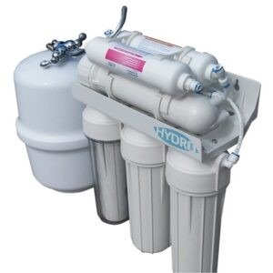 System filtracji wody z osmozą odwróconą, składający się z białych cylindrycznych filtrów i zbiornika, zamontowany na białej ramie, z widocznym kranikiem i niebieskim zaworem, na białym tle.