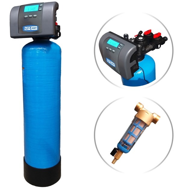 Zestaw urządzeń do uzdatniania wody: pionowy filtr z elektronicznym sterownikiem, zawór z czerwonymi pokrętłami i filtr mechaniczny z przezroczystą obudową.