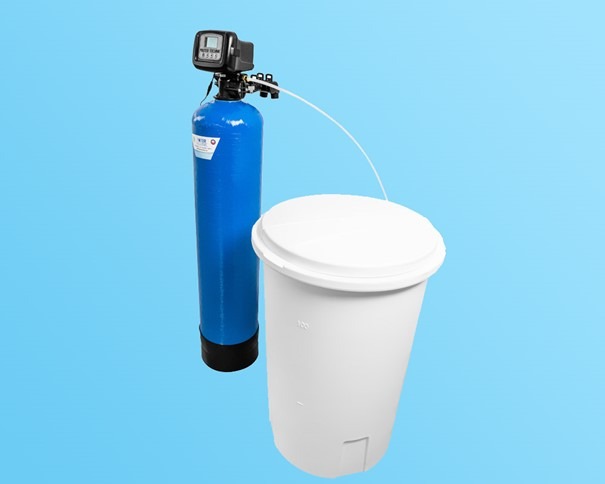 Niebieski zmiękczacz wody z elektronicznym wyświetlaczem podłączony cienkim wężykiem do białego pojemnika na sól.