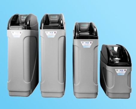 Cztery filtry do wody o różnej wielkości, ustawione obok siebie na tle błękitnego gradientu.