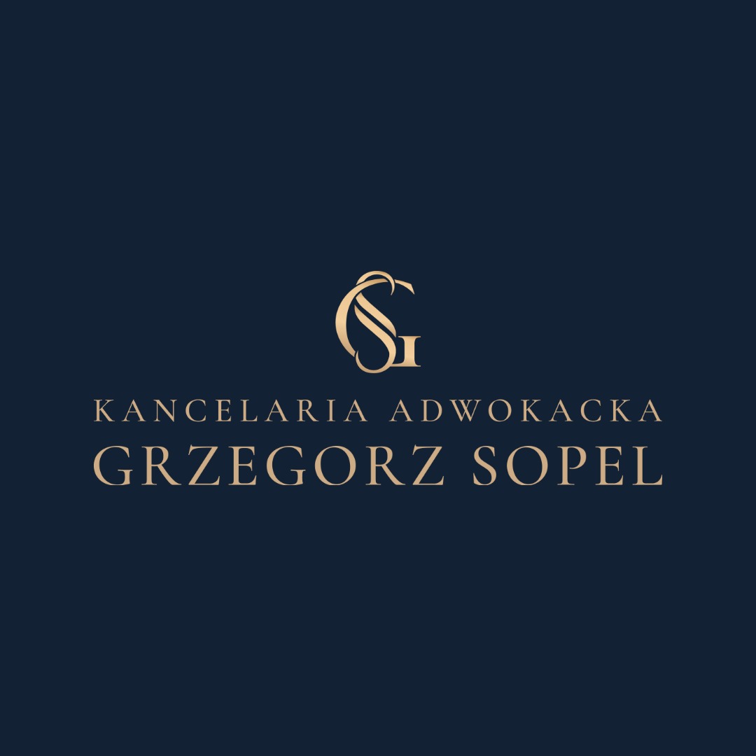 Eleganckie logo Kancelarii Adwokackiej Grzegorz Sopel w odcieniach złota na granatowym tle. Klasyczny, minimalistyczny design z ozdobnym monogramem.