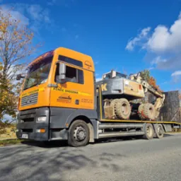 Transport maszyn budowlanych.