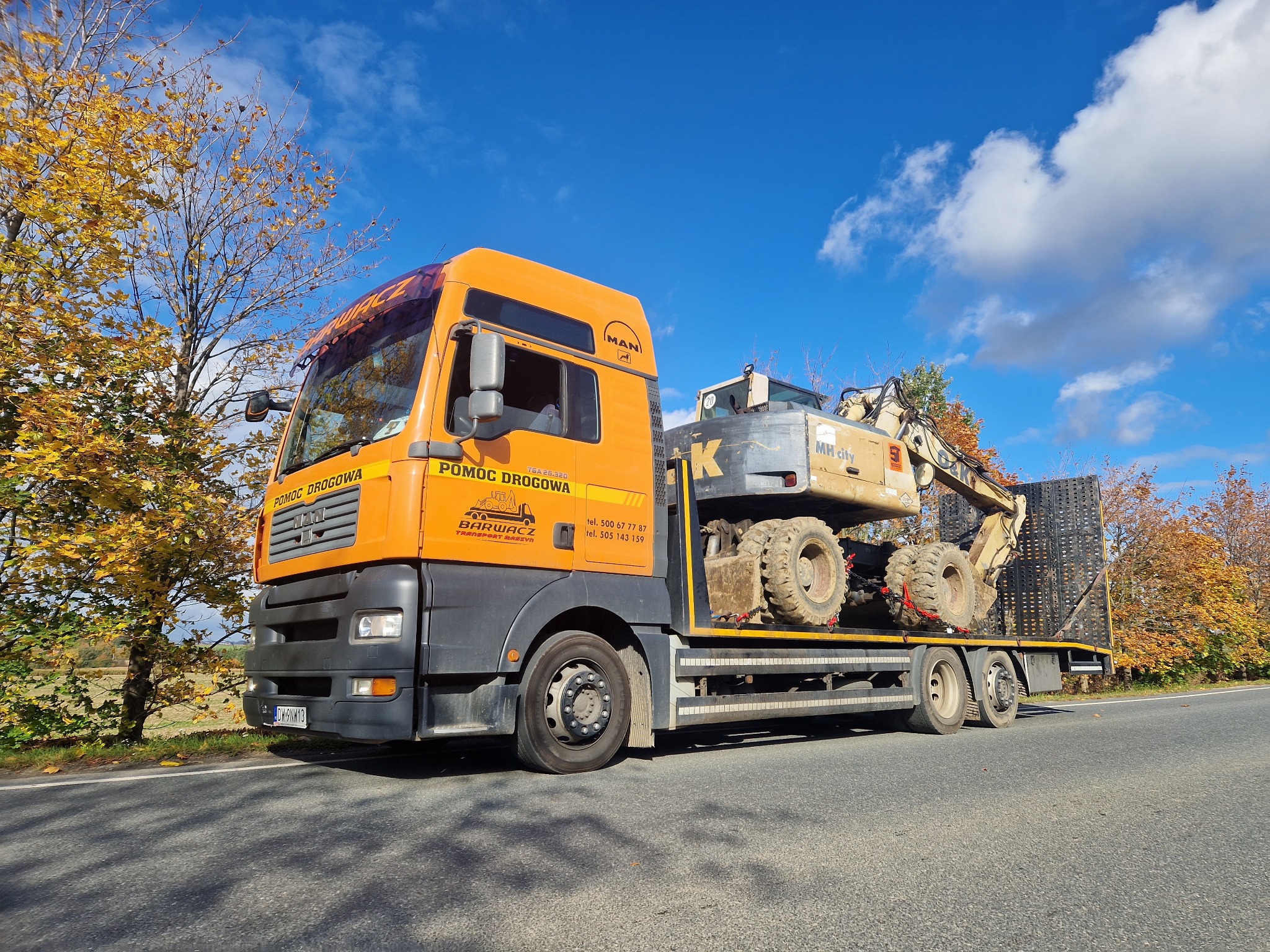 Transport maszyn budowlanych.