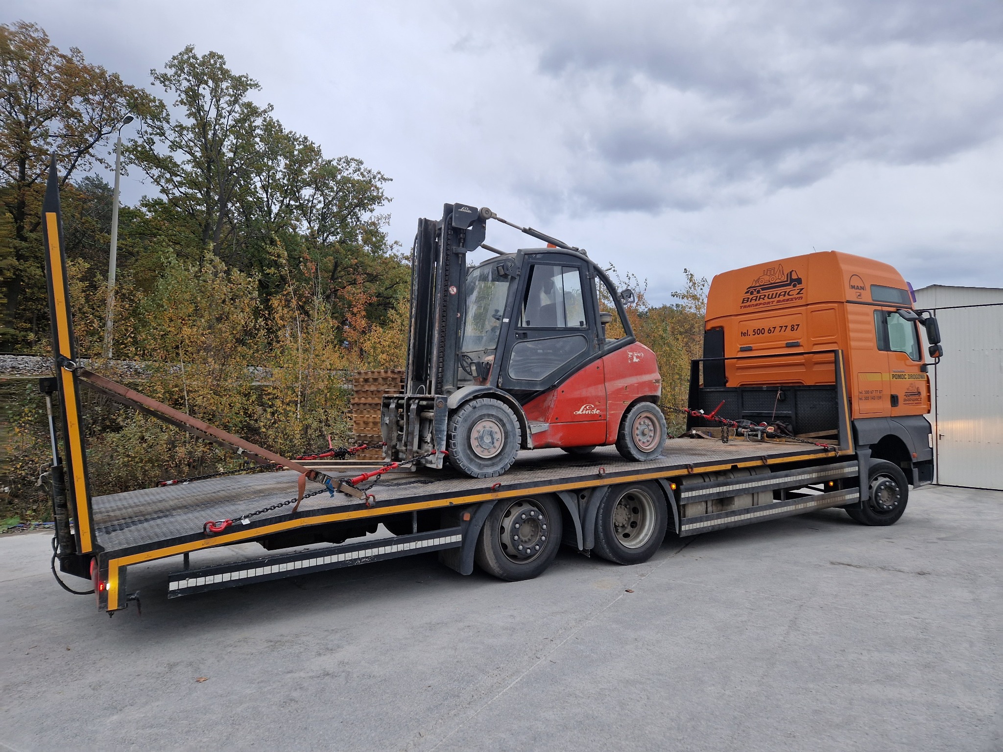 Transport wózków widłowych.