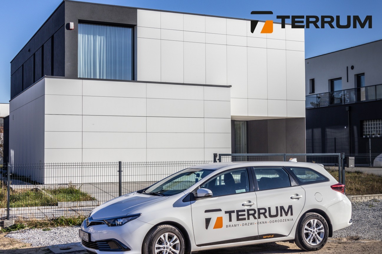 Brama fasadowa ukryta w elewacji Toruń