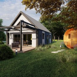 Woody House - Wizualizacja nowoczesnego domu z ciemnoszarą elewacją i białymi akcentami, z tarasem z pergolą i drewnianą sauną beczką w ogrodzie.