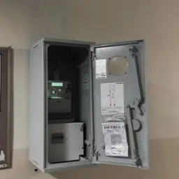 Wykonanie złącza pomiarowego pod licznik trzyfazowy na klatce w bloku