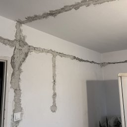 Osadzone przewody w bruzdach w mieszkaniu z żelbetowymi ścianami