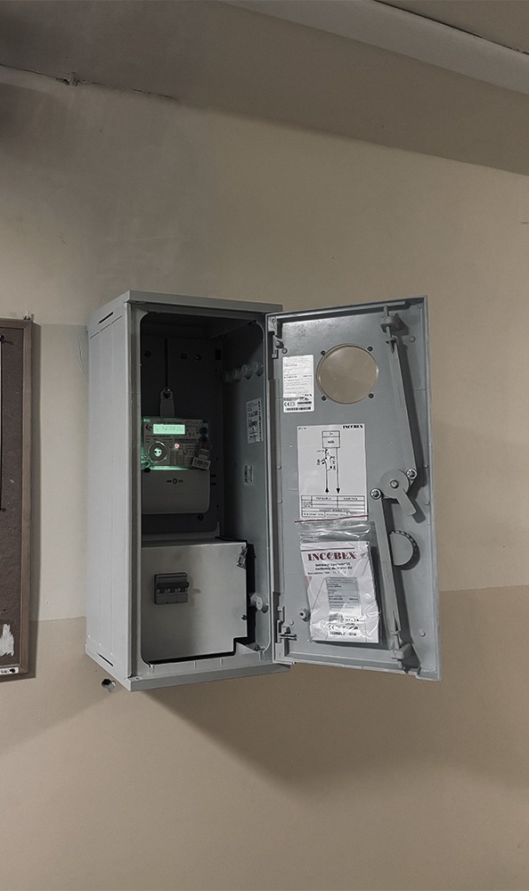 Wykonanie złącza pomiarowego pod licznik trzyfazowy na klatce w bloku