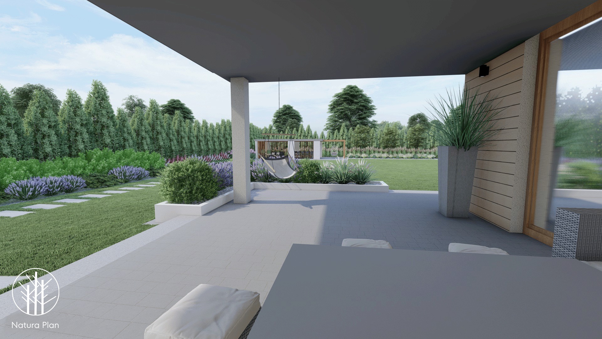 Wizualizacja tarasu z wiszącym fotelem hamakowym, roślinami ozdobnymi w donicach i ścieżką z płyt prowadzącą przez trawnik do żywopłotu.