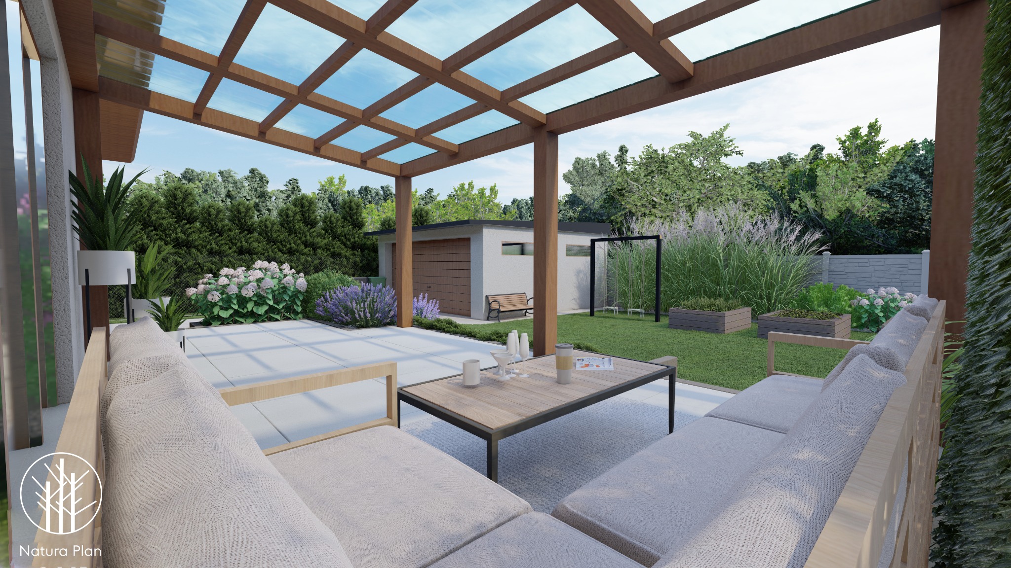 Zadaszony taras z drewnianą pergolą z przezroczystym dachem, wygodna sofa z jasnymi poduszkami, stolik kawowy z napojami, widok na zadbany ogród z kwiatami i trawnikiem oraz budynek gospodarczy w tle.