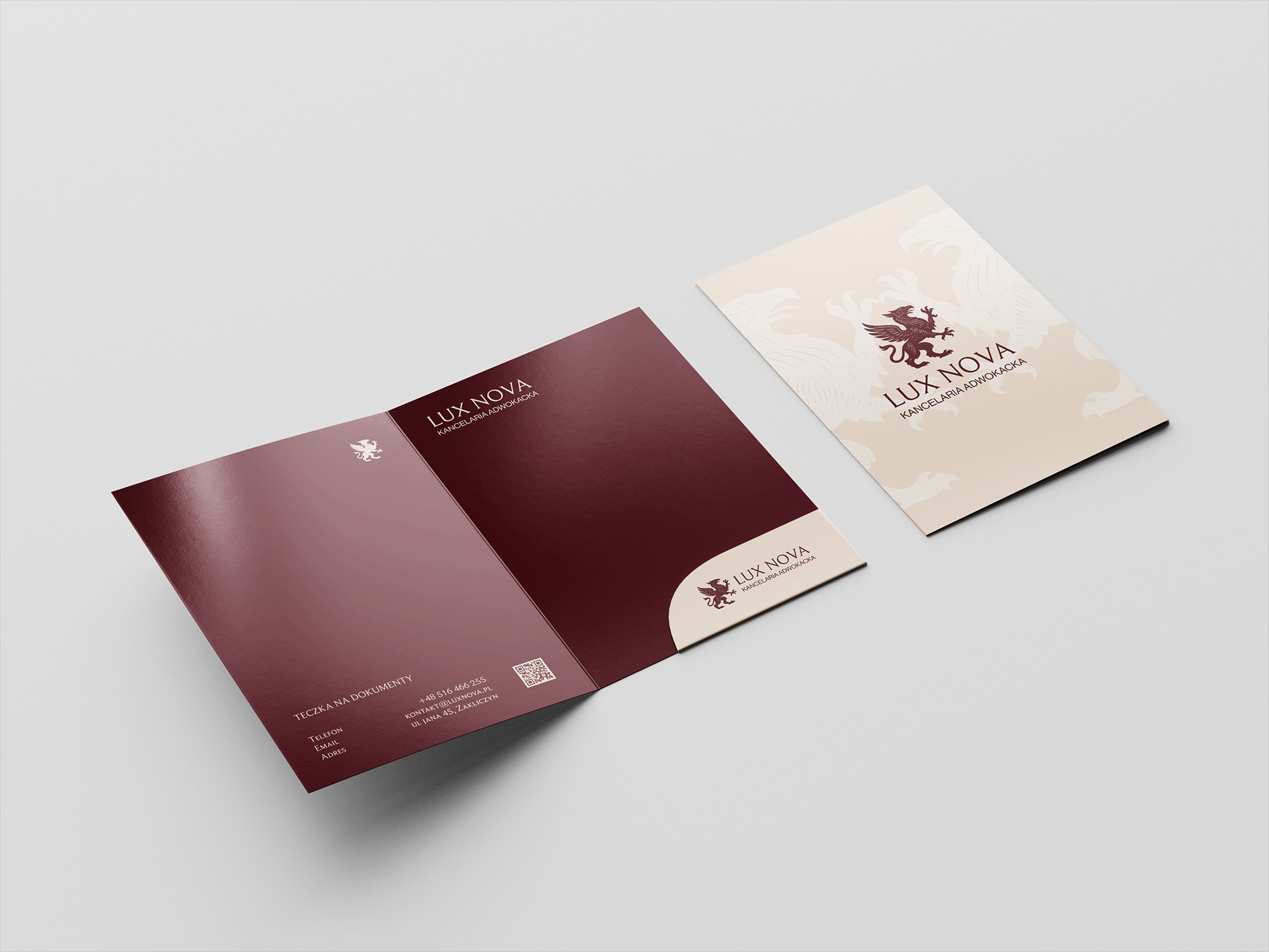 Elegancka teczka i karta firmowa Kancelarii Adwokackiej Lux Nova w odcieniach bordo i beżu z motywem gryfa, leżące na jasnym tle. Minimalistyczny design.