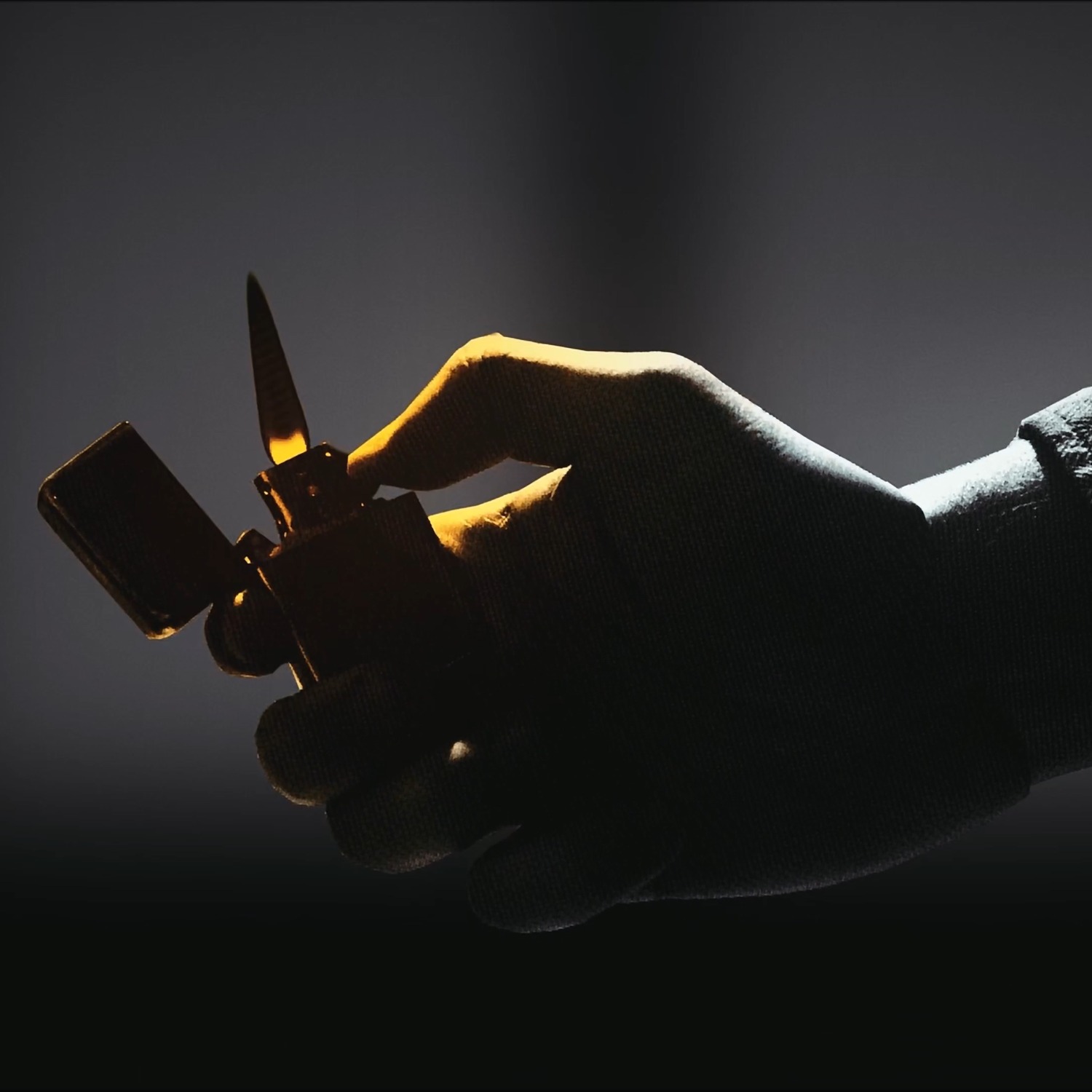 Dłoń trzyma zapalniczkę Zippo z otwartą klapką, oświetloną ciepłym, punktowym światłem na ciemnym tle, tworząc dramatyczny efekt cieni.