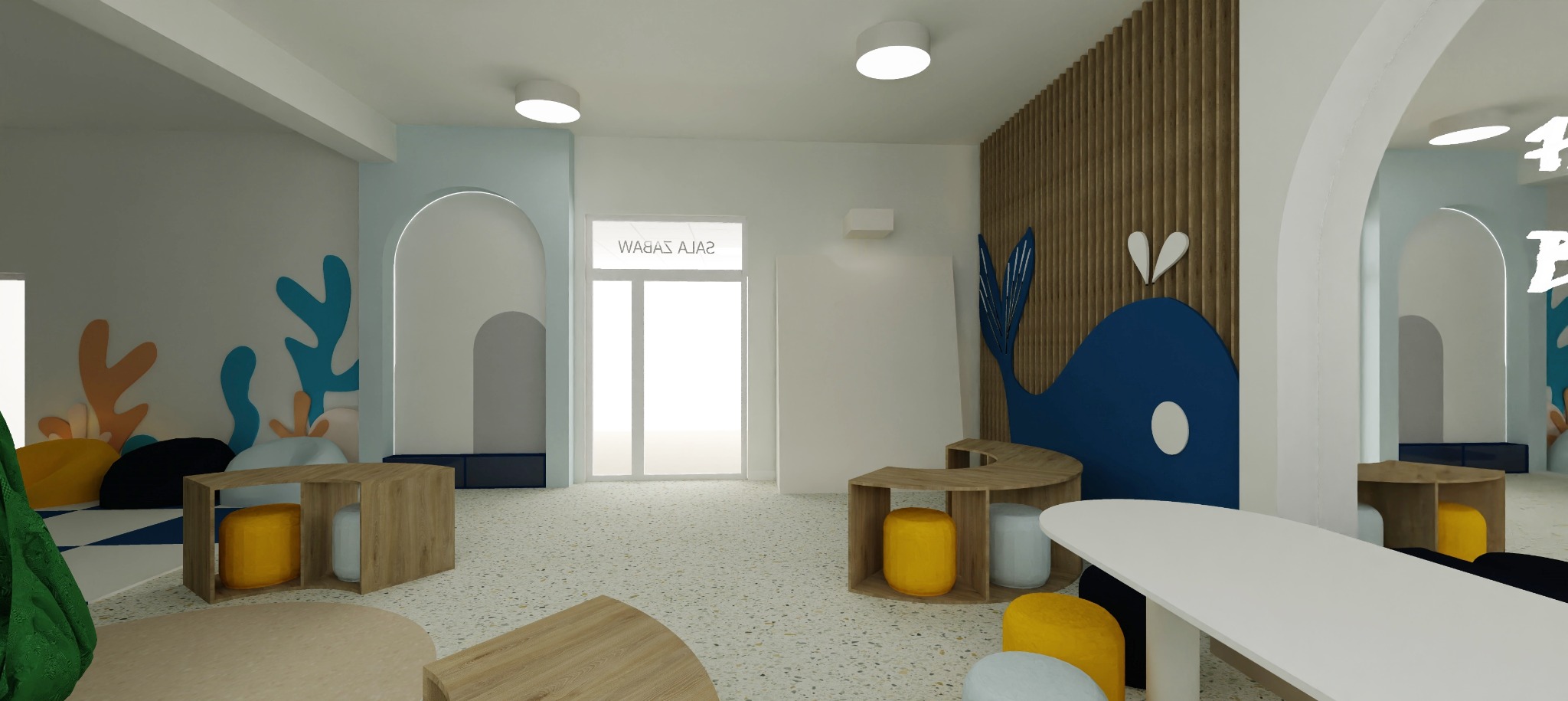 Wnętrze sali zabaw dla dzieci z motywem morskim: drewniane panele, niebieski wieloryb, kolorowe pufy i stoliki. Jasne, przestronne pomieszczenie z elementami dekoracyjnymi.