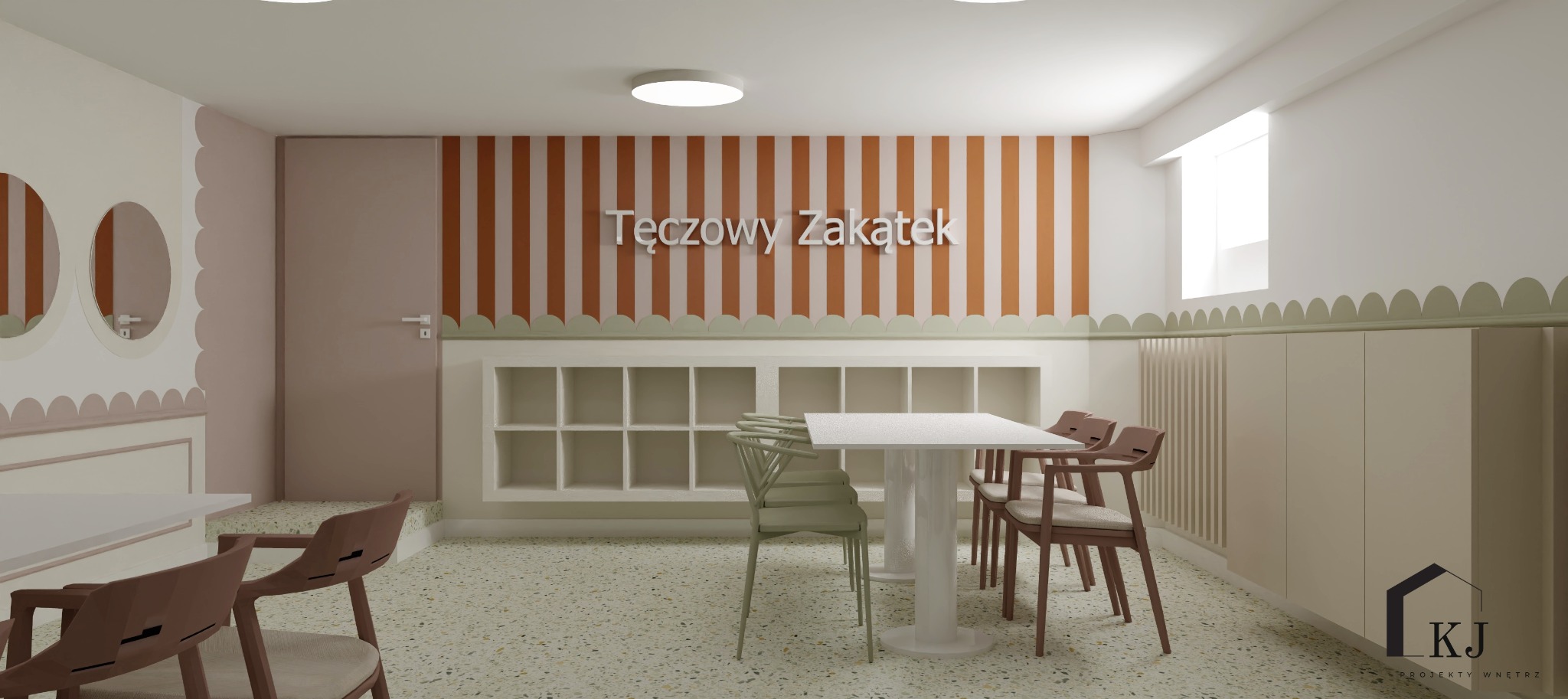 Wnętrze pokoju dziecięcego z napisem 'Tęczowy Zakątek' na ścianie w paski. Jasne meble, krzesła i stół tworzą przyjazną przestrzeń. Podłoga lastryko.