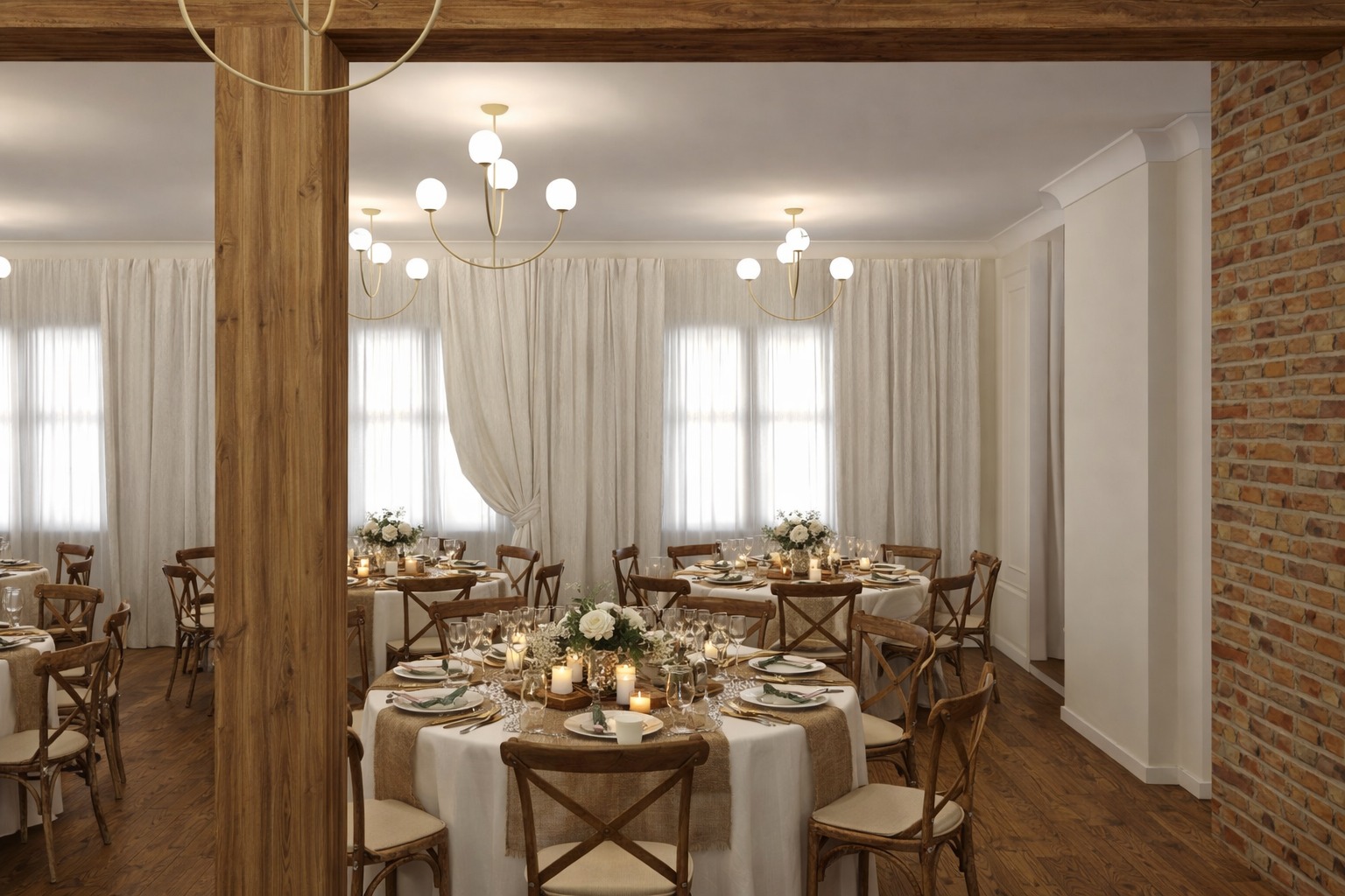 Elegancka sala bankietowa z okrągłymi stołami, krzesłami z jasnego drewna i dekoracjami kwiatowymi, oświetlona nowoczesnymi lampami. Ceglana ściana w tle.