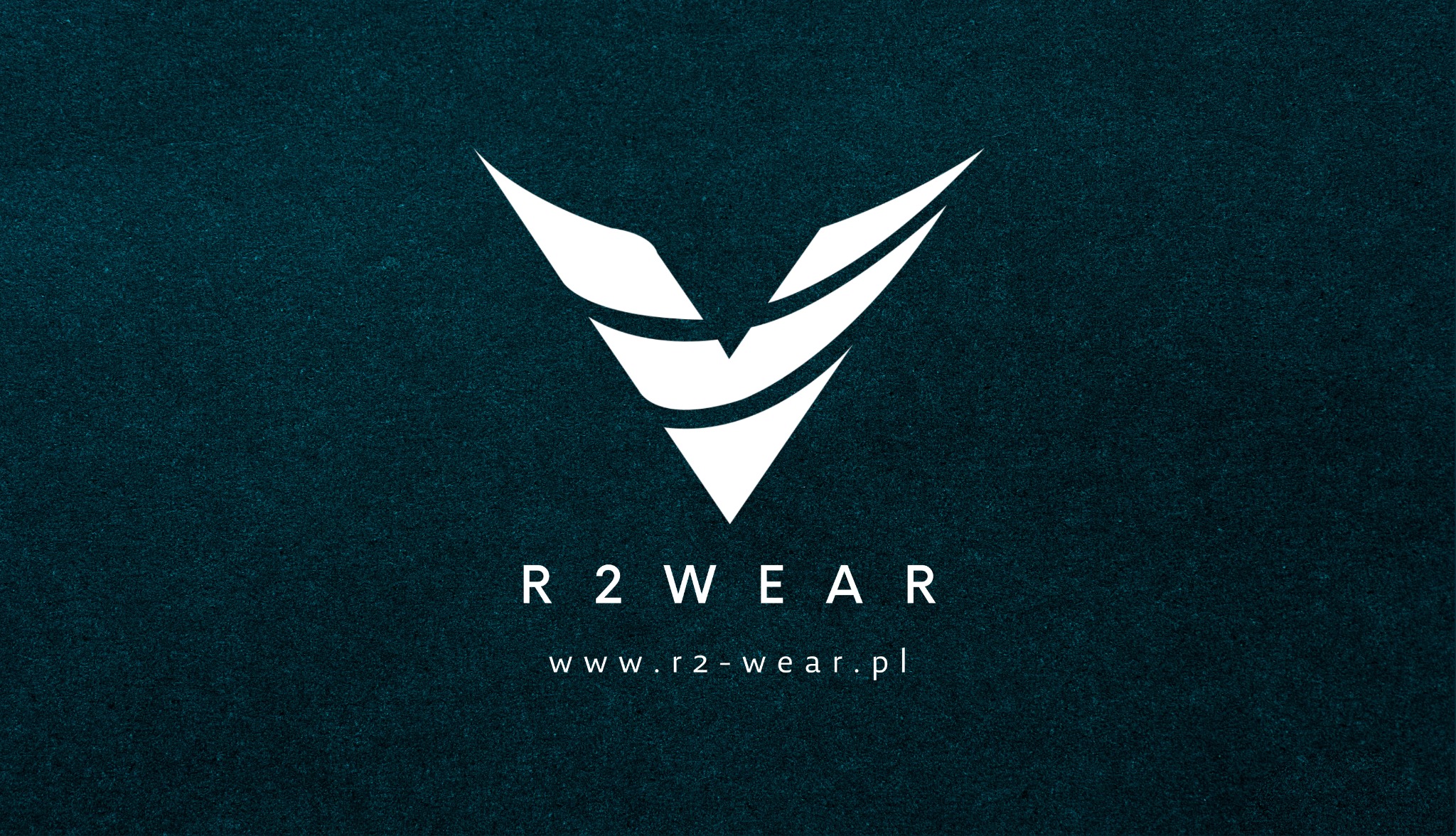 Logo R2 Wear na teksturowanym, ciemnoturkusowym tle, z adresem strony internetowej.